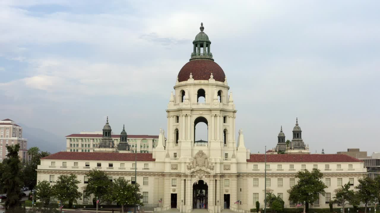 空中:美丽的市政厅在城市的天空-帕萨迪纳，加利福尼亚州视频素材