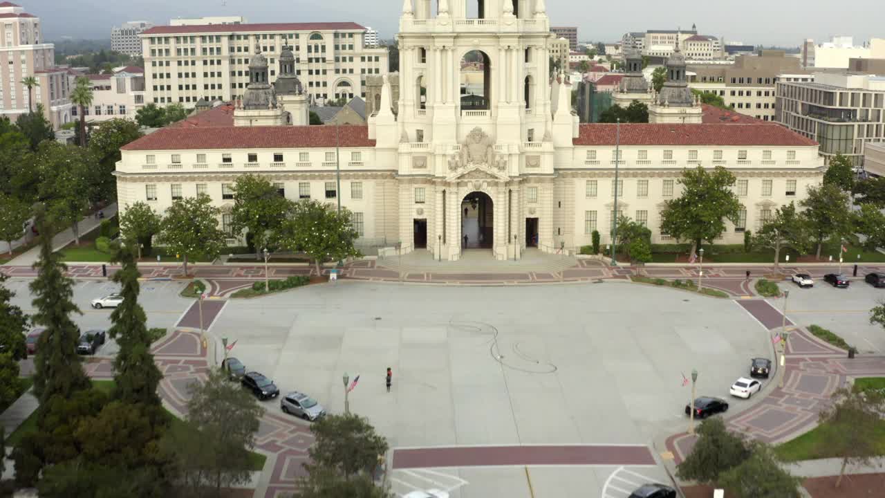 航拍:帕萨迪纳市著名市政厅的美丽镜头，无人机飞过停车场的汽车视频素材