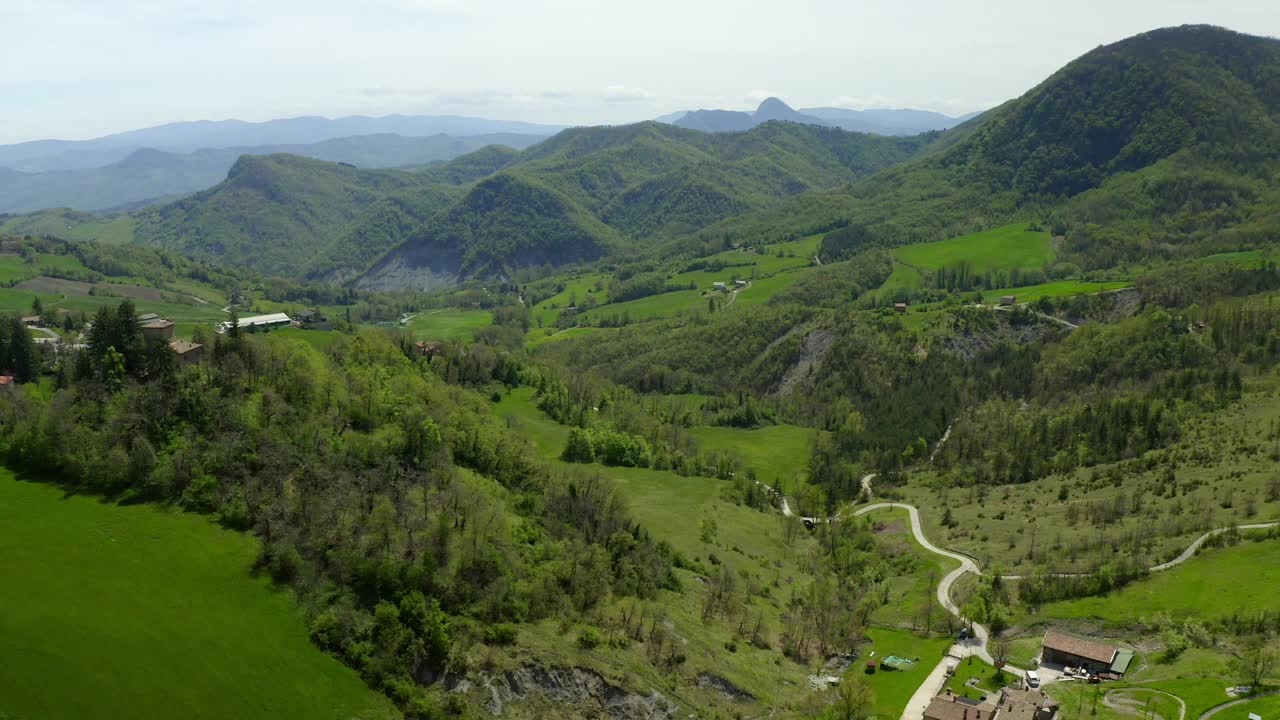 岩石上的住宅的空中风景，无人机在绿色景观上飞行-亚平宁山脉，意大利视频素材