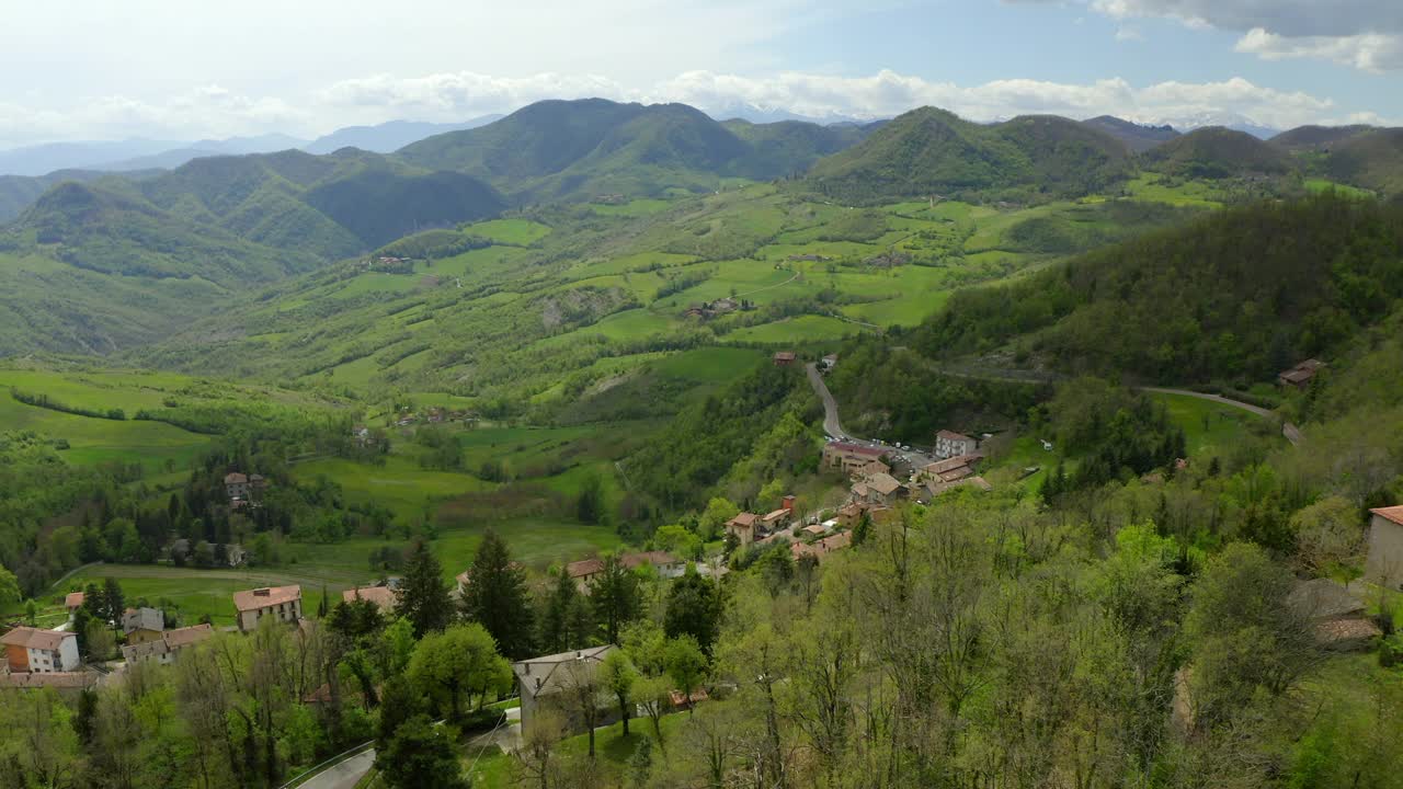 在山上建造的住宅结构的空中风景，无人机在绿树上飞行前进-亚平宁山脉，意大利视频素材