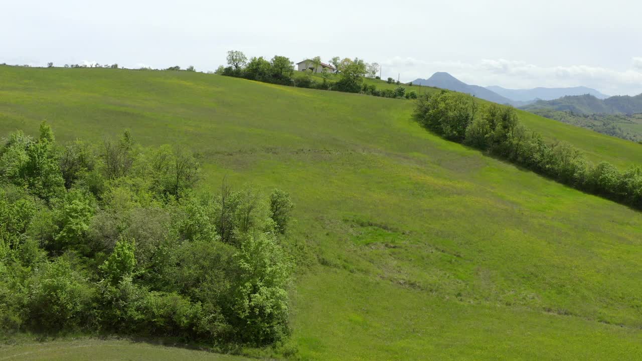 空中:山顶上的住宅和汽车，无人机飞越绿色景观-意大利亚平宁山脉视频素材