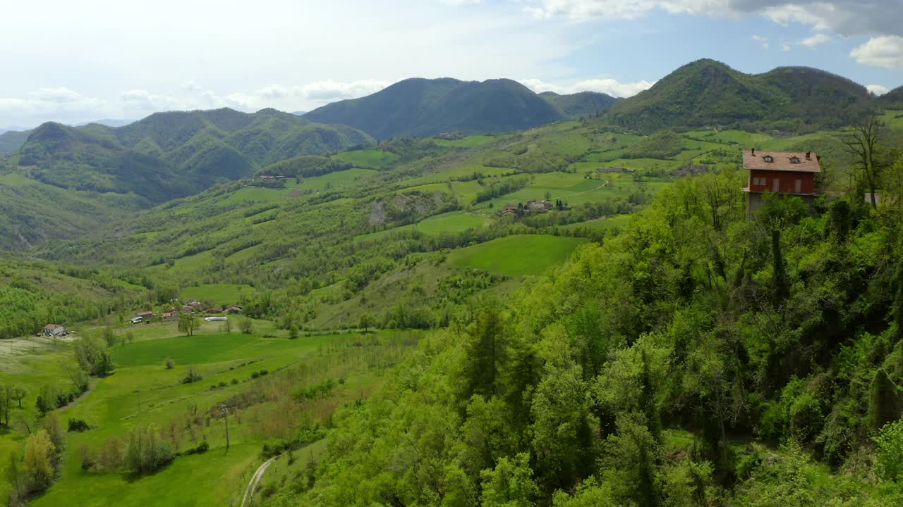 在多云的天空下的天然岩层的空中风景，无人机在风景上的绿色树木上飞行前进-亚平宁山脉，意大利视频素材