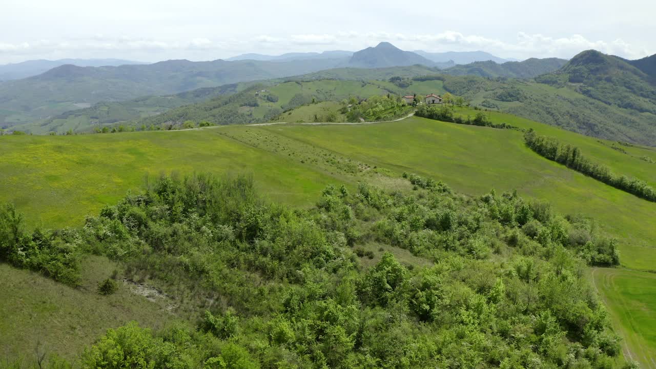 绿色山上的结构的空中美丽的镜头，无人机飞过绿色景观上的植物-亚平宁山脉，意大利视频素材