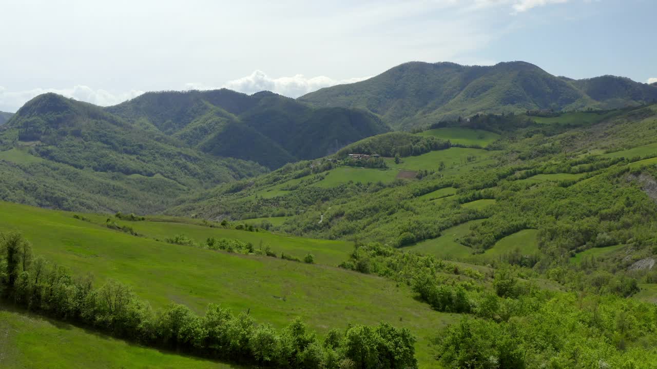 空中美丽的自然绿色小山对多云的天空，无人机飞行向前的景观-亚平宁山脉，意大利视频素材