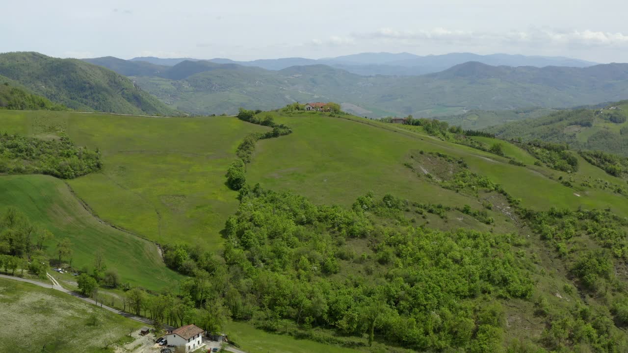 在山顶树木中的空中建造住宅，无人机飞越绿色景观-亚平宁山脉，意大利视频素材