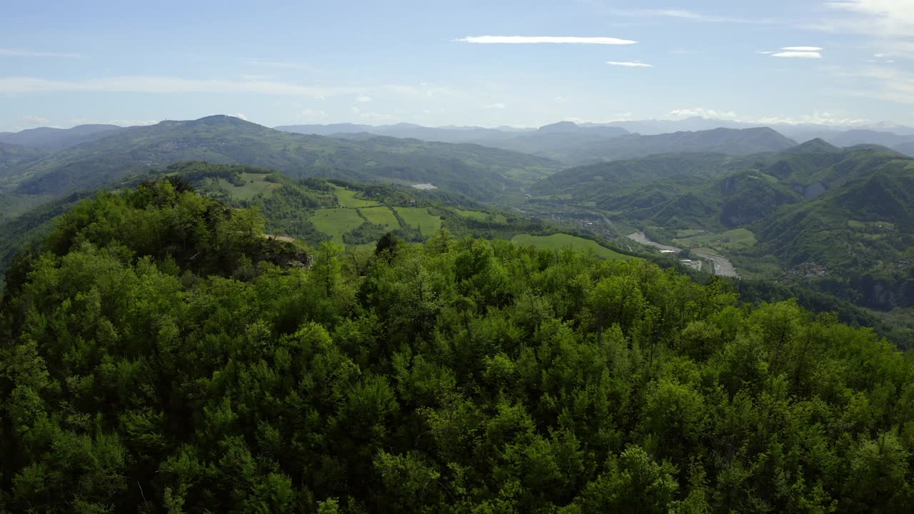 绿色天然山脉的空中风景，无人机在阳光下飞过植物-亚平宁山脉，意大利视频素材