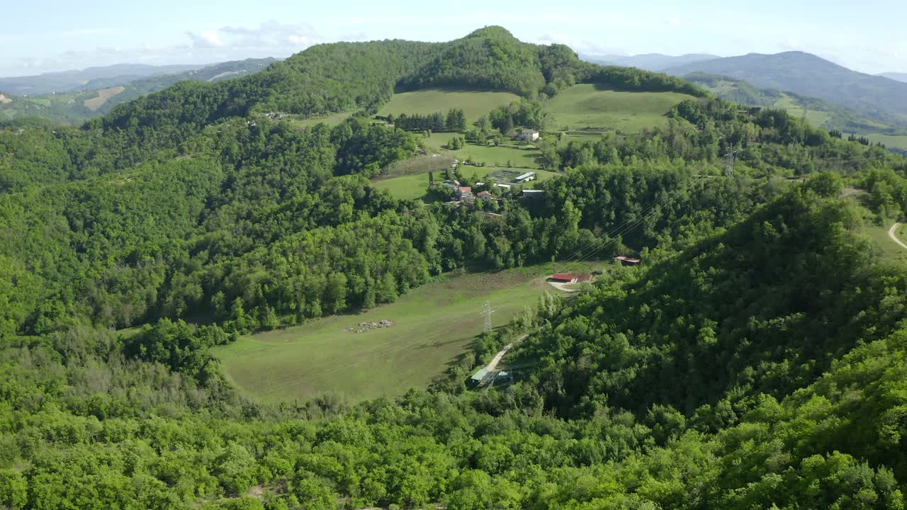 绿色山丘上的住宅鸟瞰图，无人机在电线杆上方飞行前进-亚平宁山脉，意大利视频素材