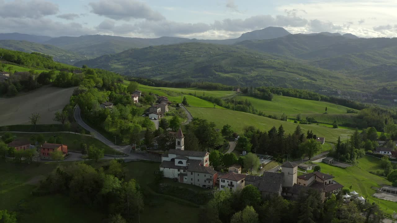 空中风景拍摄的住宅在山上，无人机飞过绿色景观-亚平宁山脉，意大利视频素材