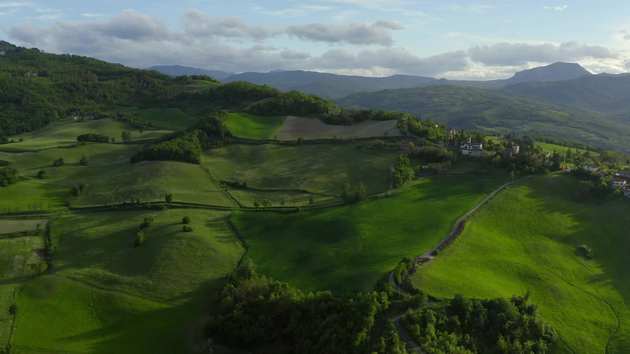 航拍:在山顶上建造的房屋的风景，无人机飞越绿色景观-亚平宁山脉，意大利视频素材