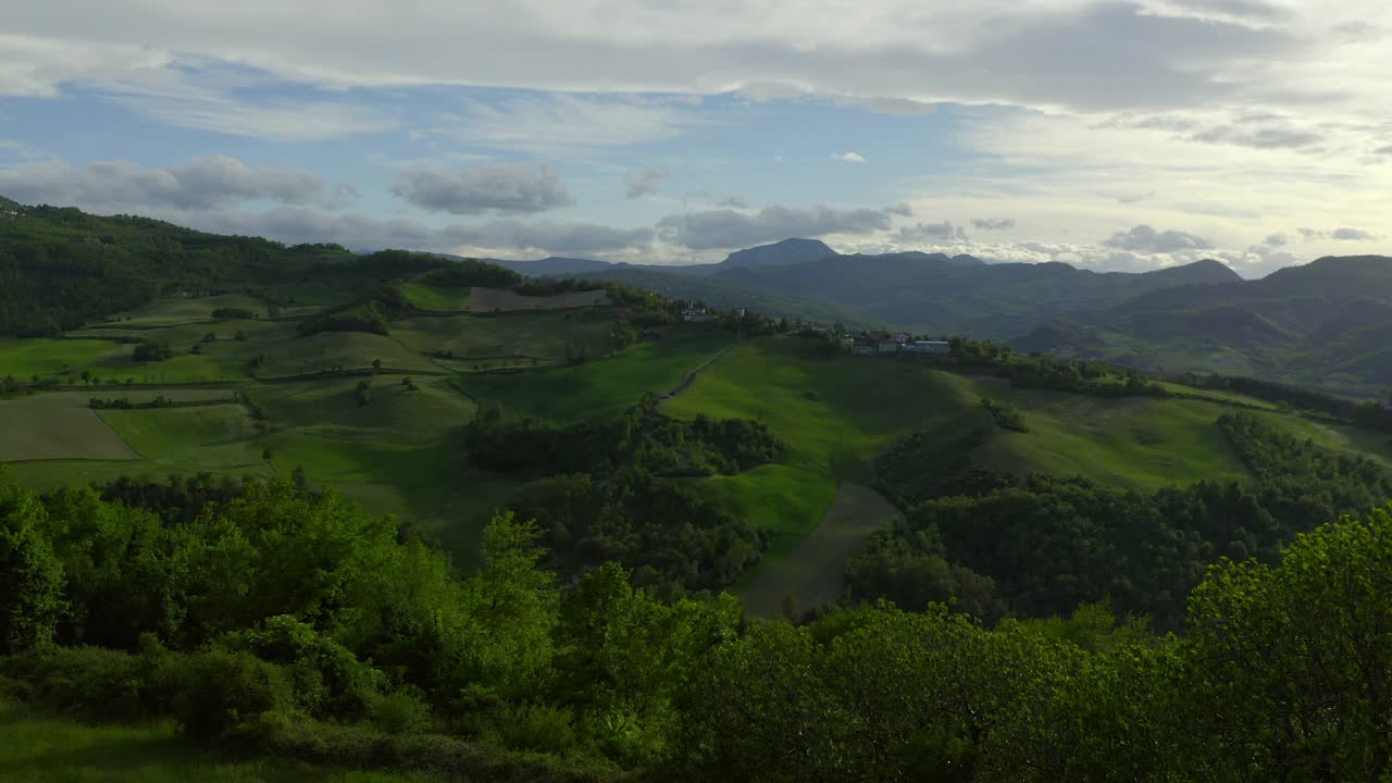 空中:小山景观上的结构的风景，无人机在绿树上飞行前进-亚平宁山脉，意大利视频素材