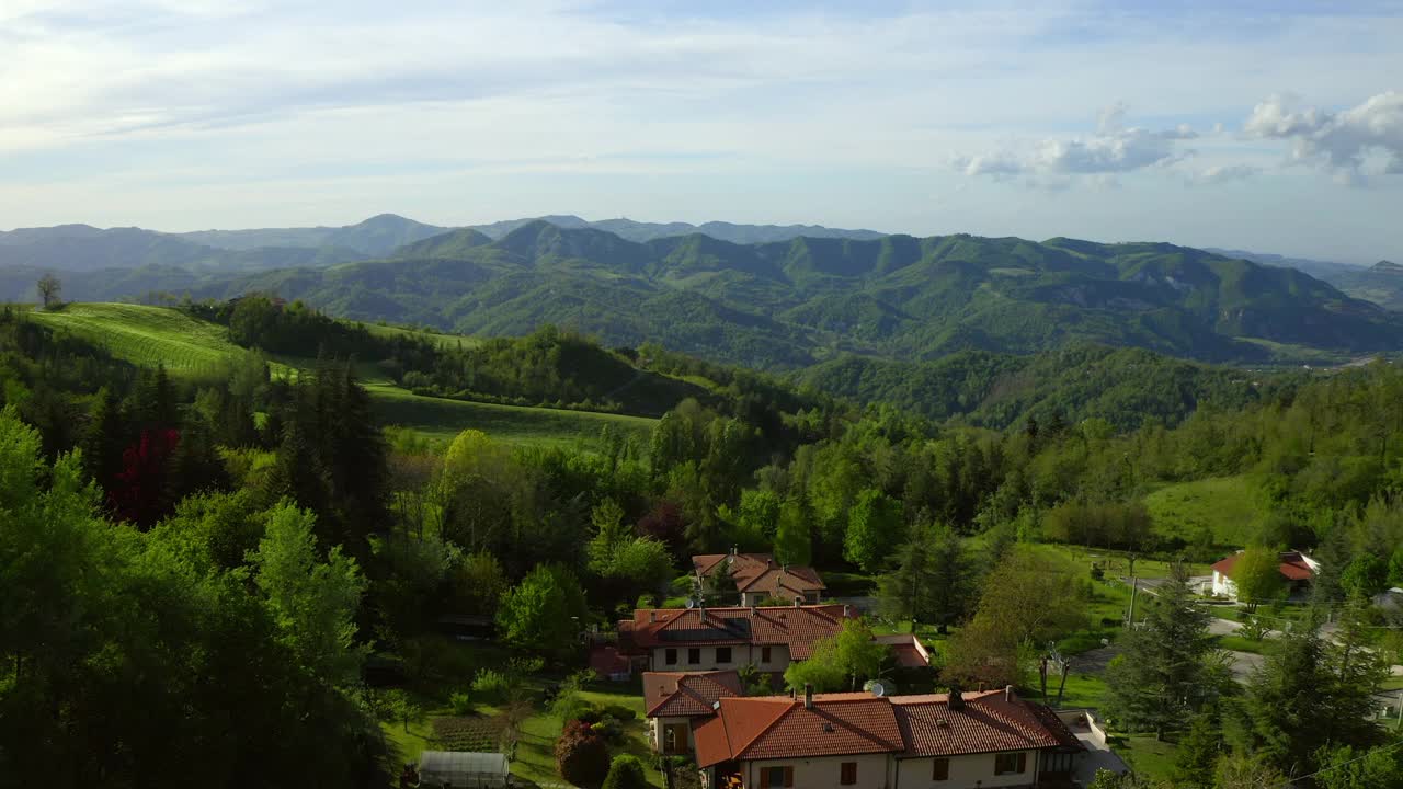 空中:山上美丽的住宅软管，无人机飞过绿色景观-亚平宁山脉，意大利视频素材