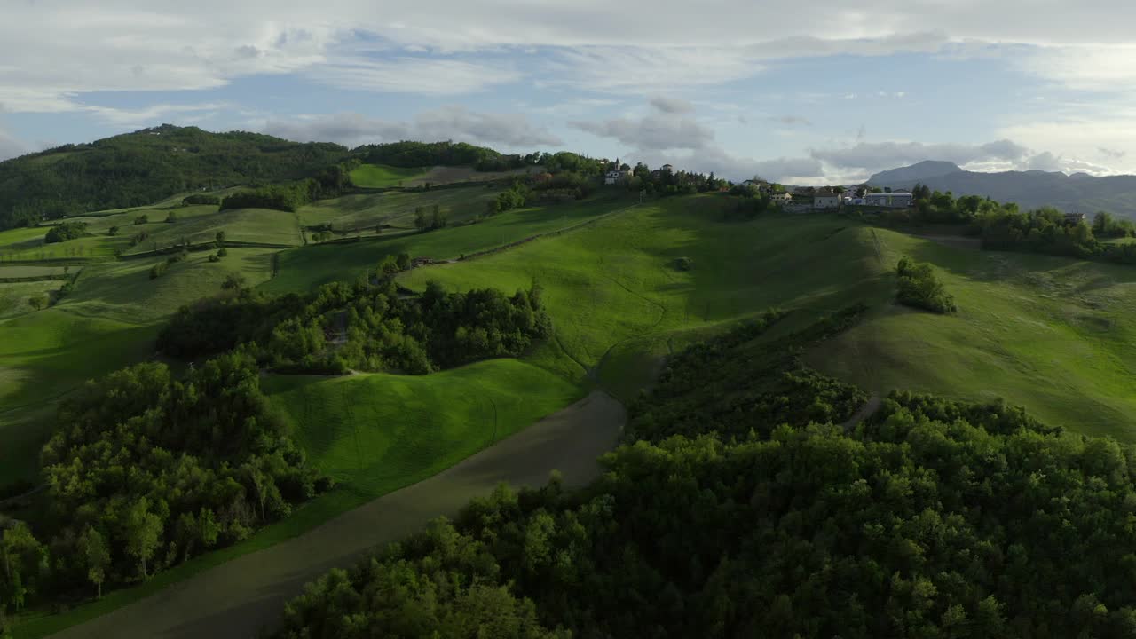 空中:山顶住宅的风景，无人机飞越绿色景观-亚平宁山脉，意大利视频素材