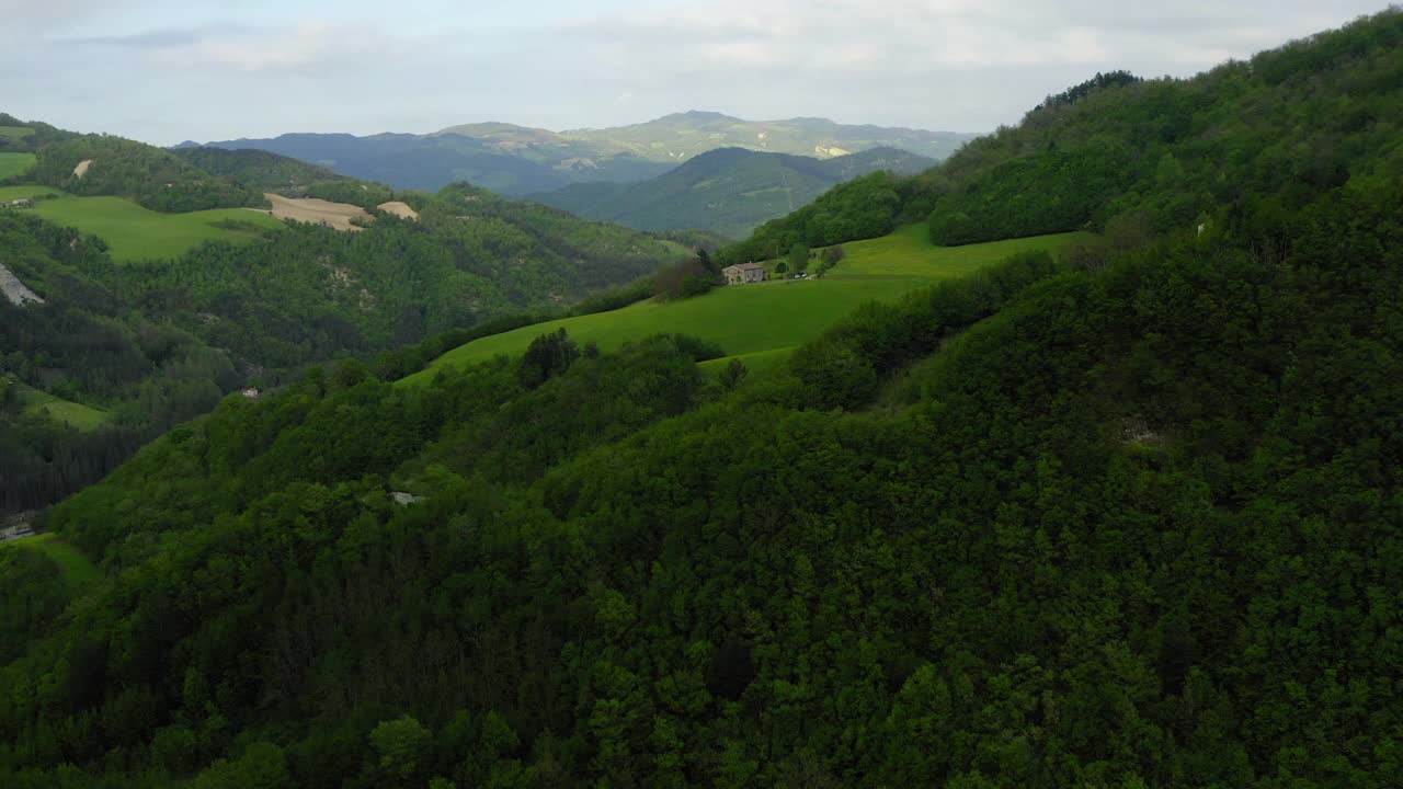 空中前进在山上美丽的镜头结构，无人机飞行向前在绿色景观-亚平宁山脉，意大利视频素材