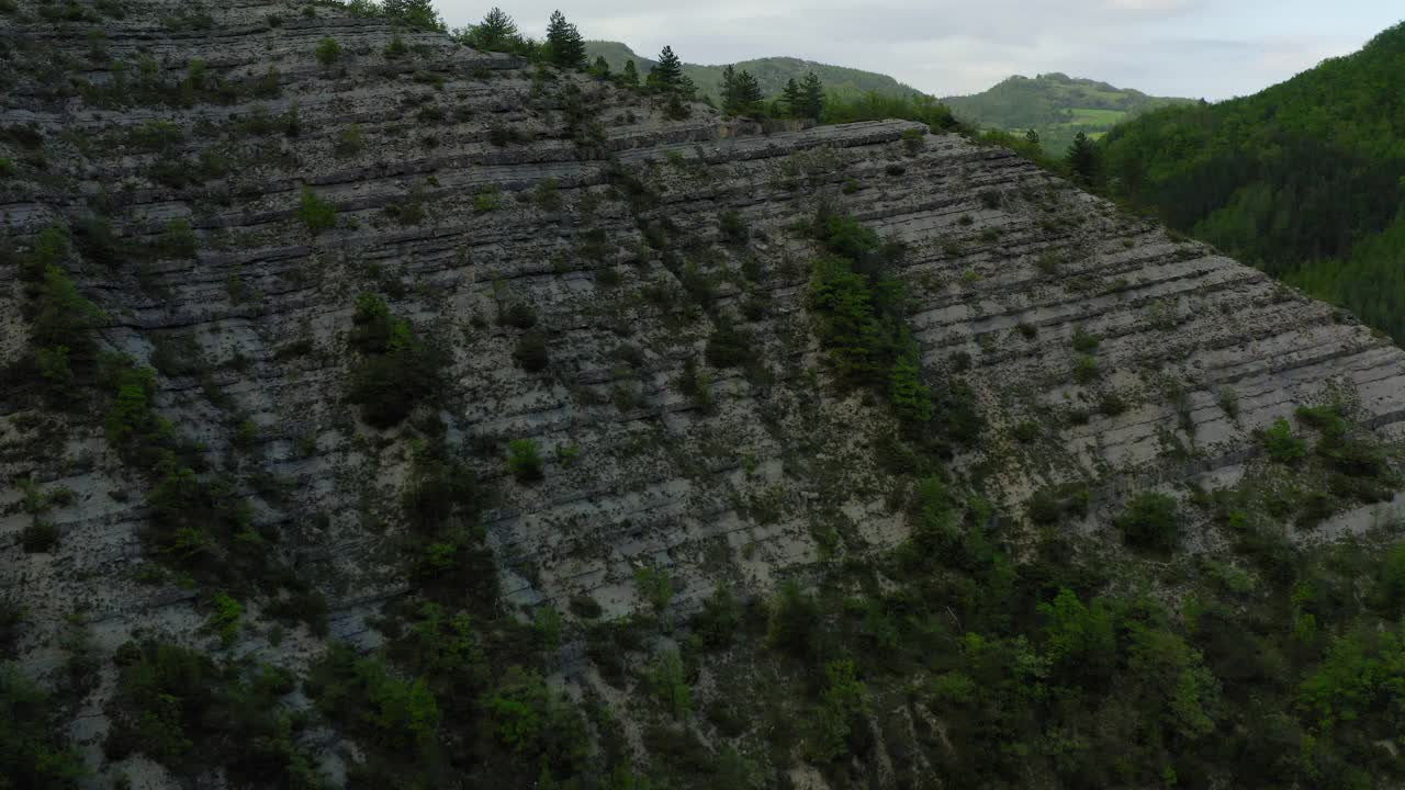 在山上建造的建筑物的空中风景拍摄，无人机在岩石上飞行前进-亚平宁山脉，意大利视频素材