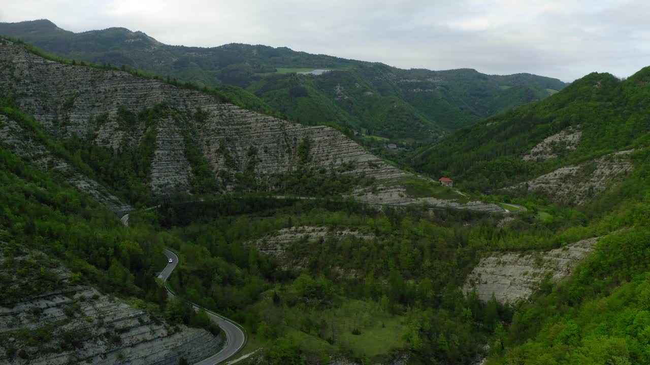 空中美丽的镜头汽车移动在道路上，无人机飞行向前在森林-亚平宁山脉，意大利视频素材