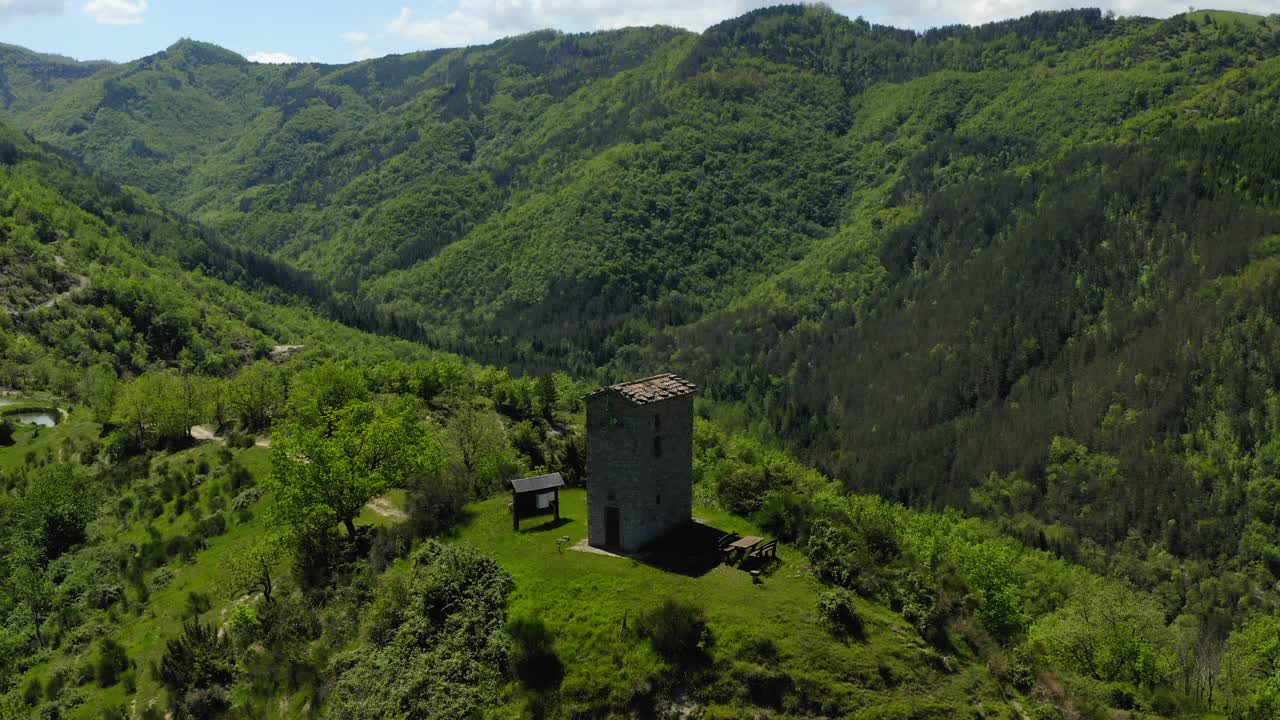 空中:高山结构的风景，无人机在绿色景观-亚平宁山脉，意大利视频素材