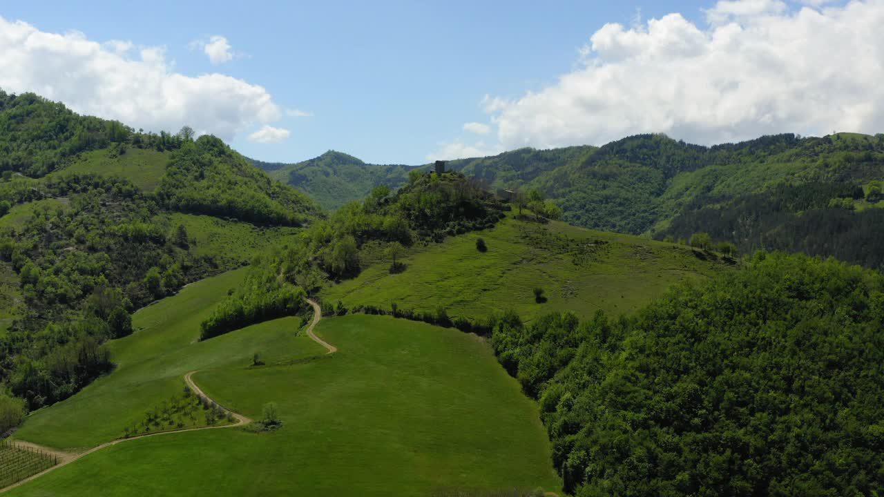 空中:在多云的天空下的绿色山脉的风景，无人机飞越绿色景观-亚平宁山脉，意大利视频素材