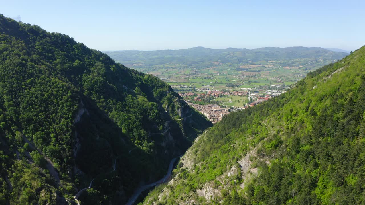 空中车辆在山间道路上移动，无人机在住宅上空飞行-亚平宁山脉，意大利视频素材