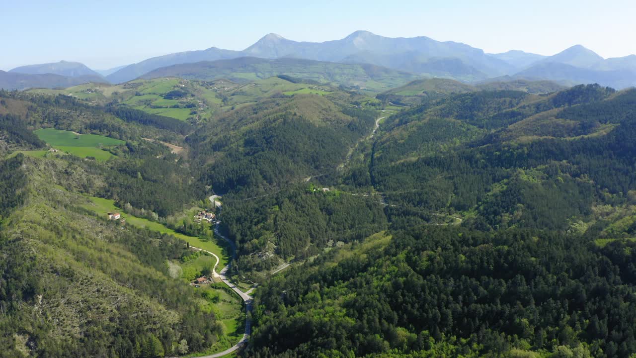 绿色山丘和山脉的空中风景，无人机在公路上飞行前进-亚平宁山脉，意大利视频素材