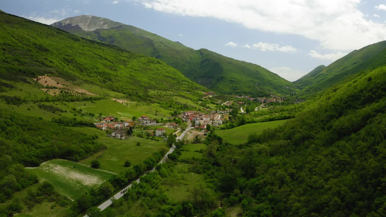 在山上建造的住宅的空中风景，无人机在公路上飞行-亚平宁山脉，意大利视频素材