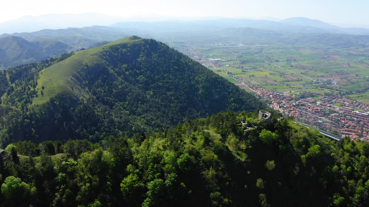 空中平移绿色丘陵景观上的房子的美丽视图，无人机飞越山脉-亚平宁山脉，意大利视频素材