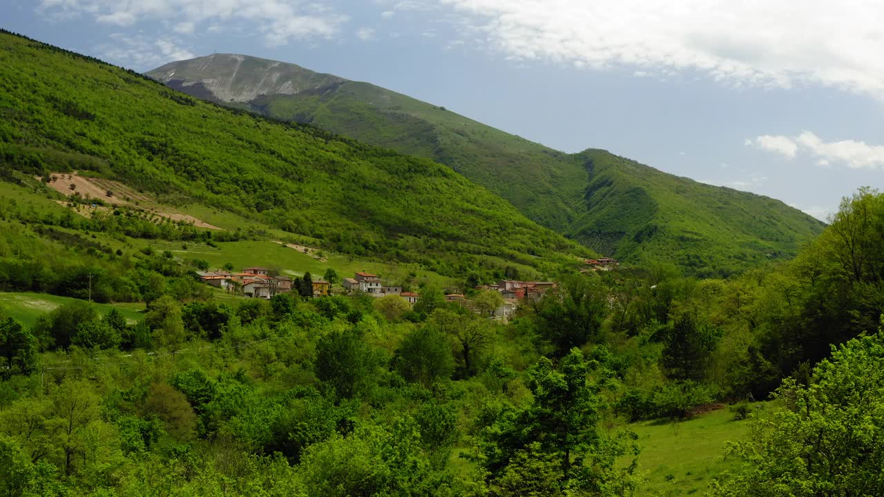 空中:山坡上住宅的美丽镜头，无人机飞过绿树-亚平宁山脉，意大利视频素材