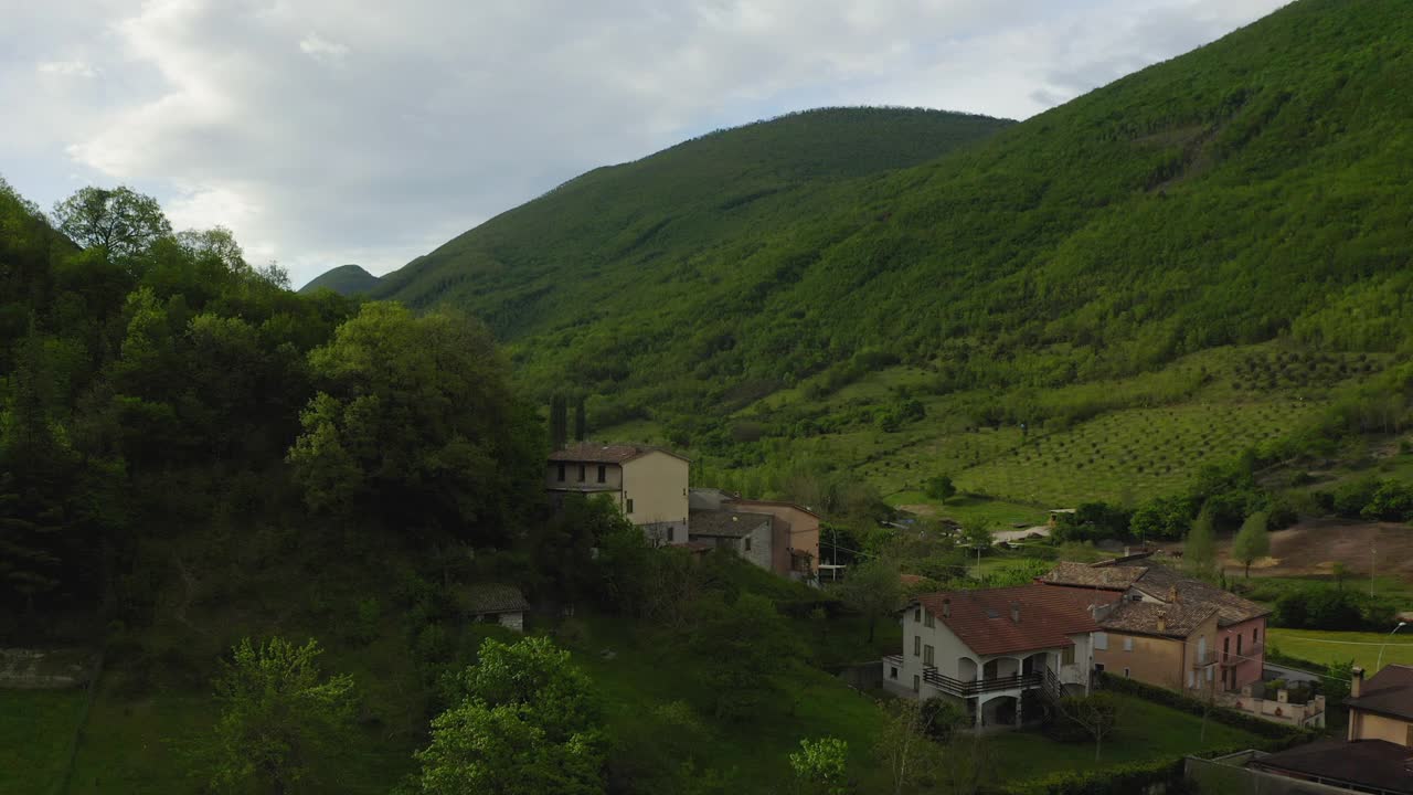 绿色景观上的空中住宅，无人机在山上飞行-意大利亚平宁山脉视频素材