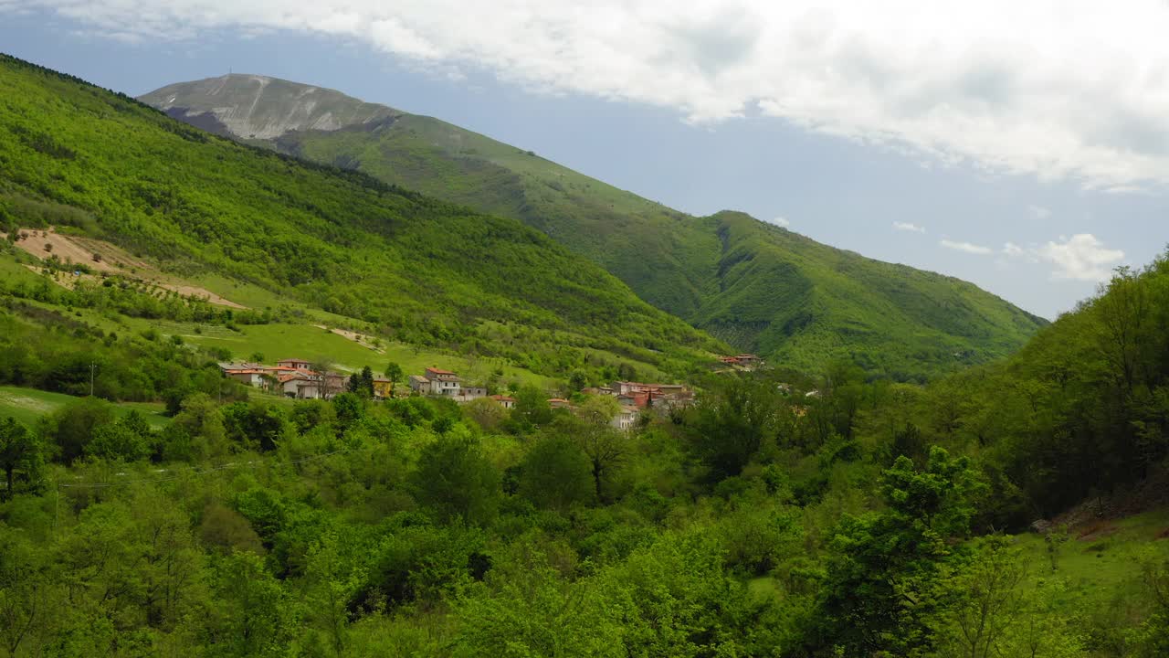 空中:山上住宅的美丽景色，无人机在绿树上飞行前进-亚平宁山脉，意大利视频素材