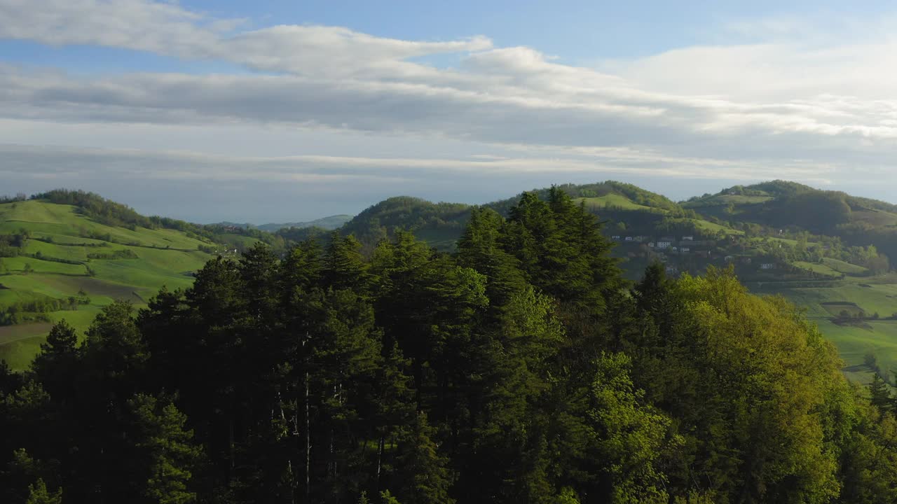 空中美丽的房屋和绿色景观，无人机在阳光明媚的日子飞过树木-亚平宁山脉，意大利视频素材