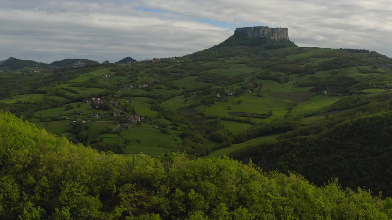 空中:在多云的天空下绿色山丘上的住宅风景拍摄-亚平宁山脉，意大利视频素材