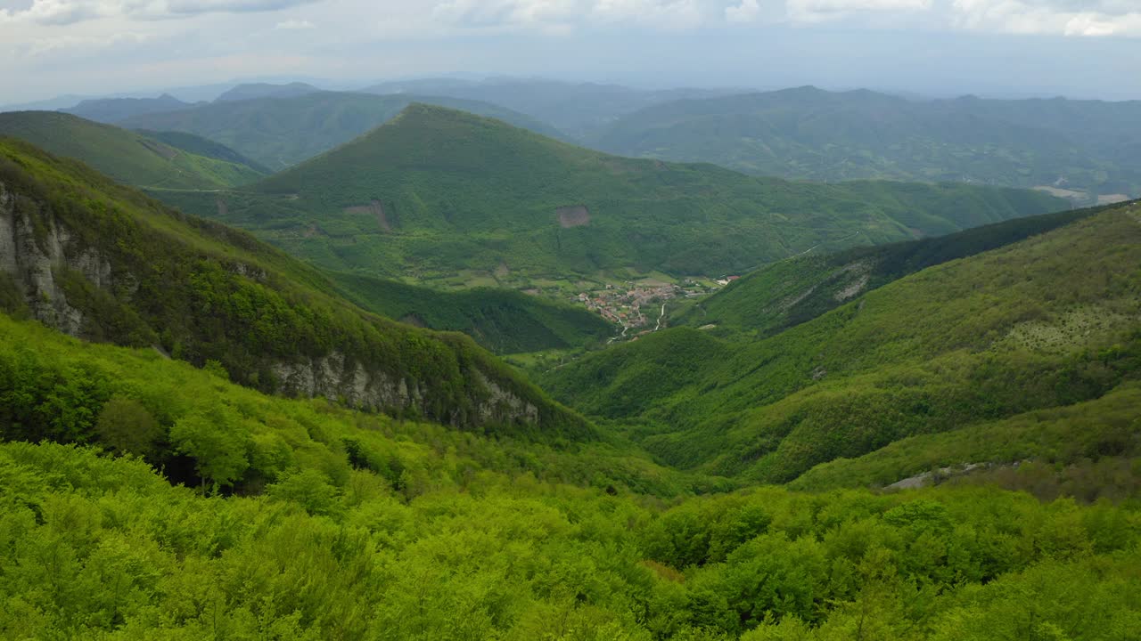 空中风景拍摄的房子在山上，无人机下降在绿色植物和树木-亚平宁山脉，意大利视频素材