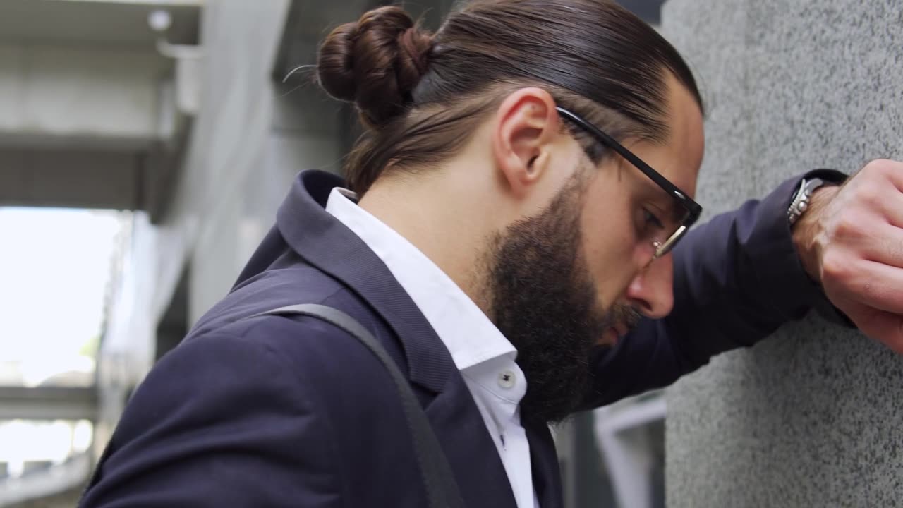 发型时髦的悲伤男人把头砸在墙上，律师失败了重要的案件视频素材画面1
