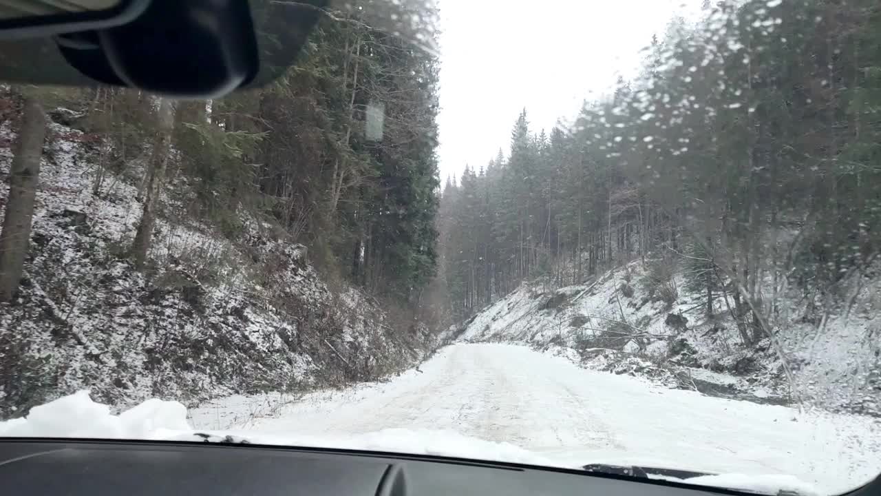 开车经过被雪覆盖的山路视频素材