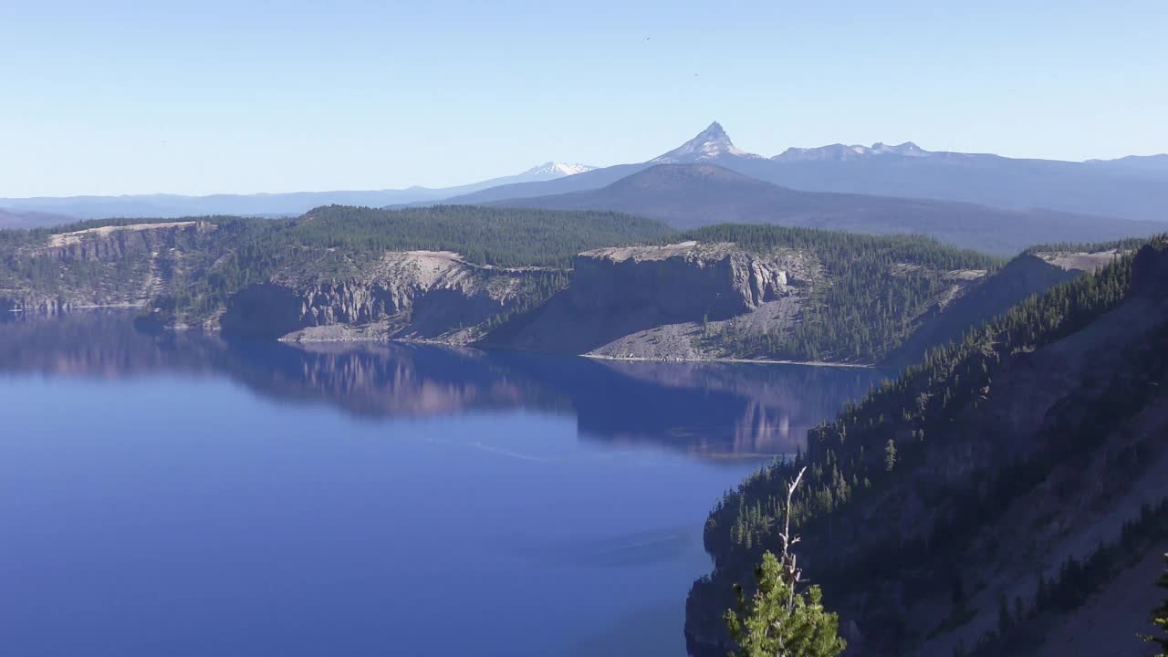 火山口湖的全景，火山口湖国家公园俄勒冈州视频素材