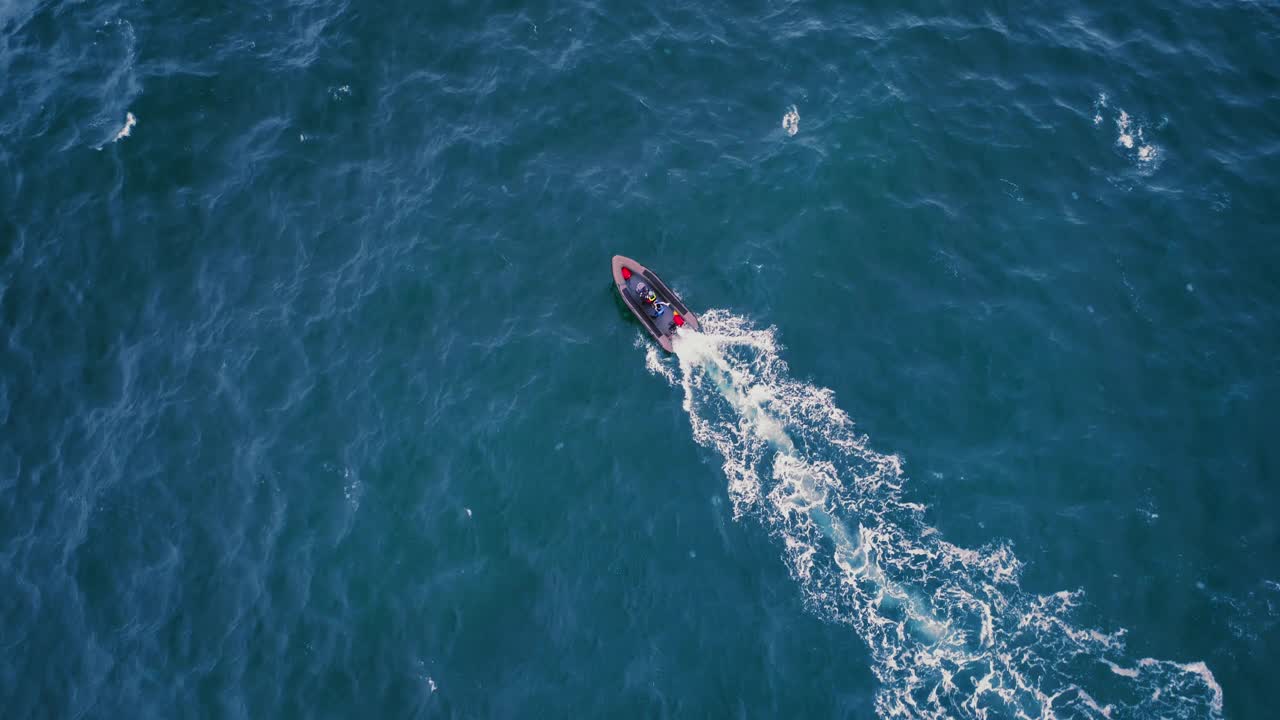 海上帆船的鸟瞰图。在海浪中航行的快艇。视频素材