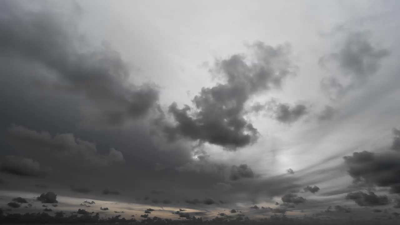 海上的乌云时间流逝戏剧性的雷暴云与大型建筑云自然下雨的黑暗天空令人惊叹的数字电影构图背景视频素材