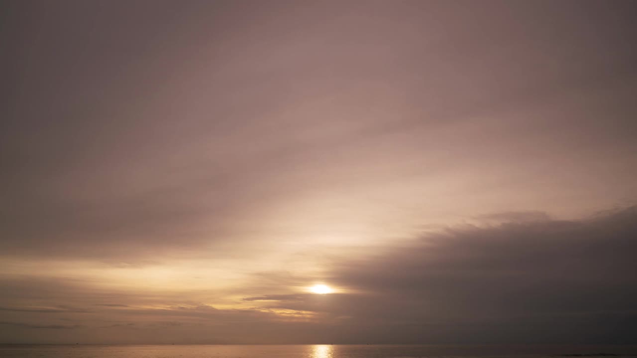 海上的乌云时间流逝戏剧性的雷暴云与大型建筑云自然下雨的黑暗天空令人惊叹的数字电影构图背景视频素材