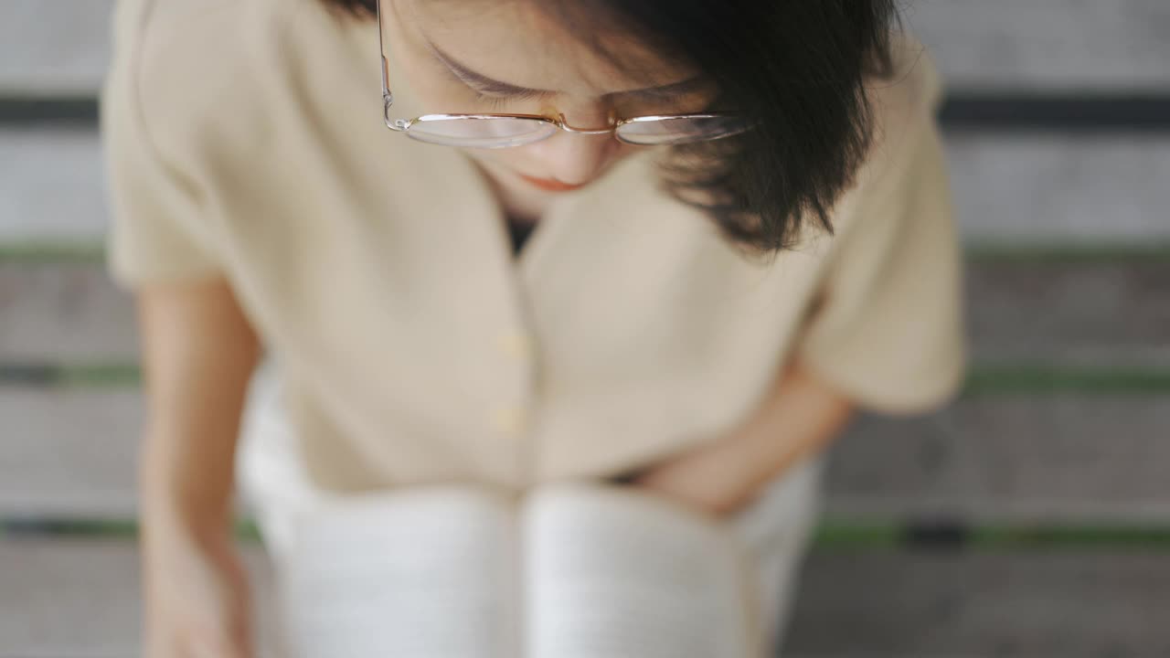 年轻女子正在读书视频素材