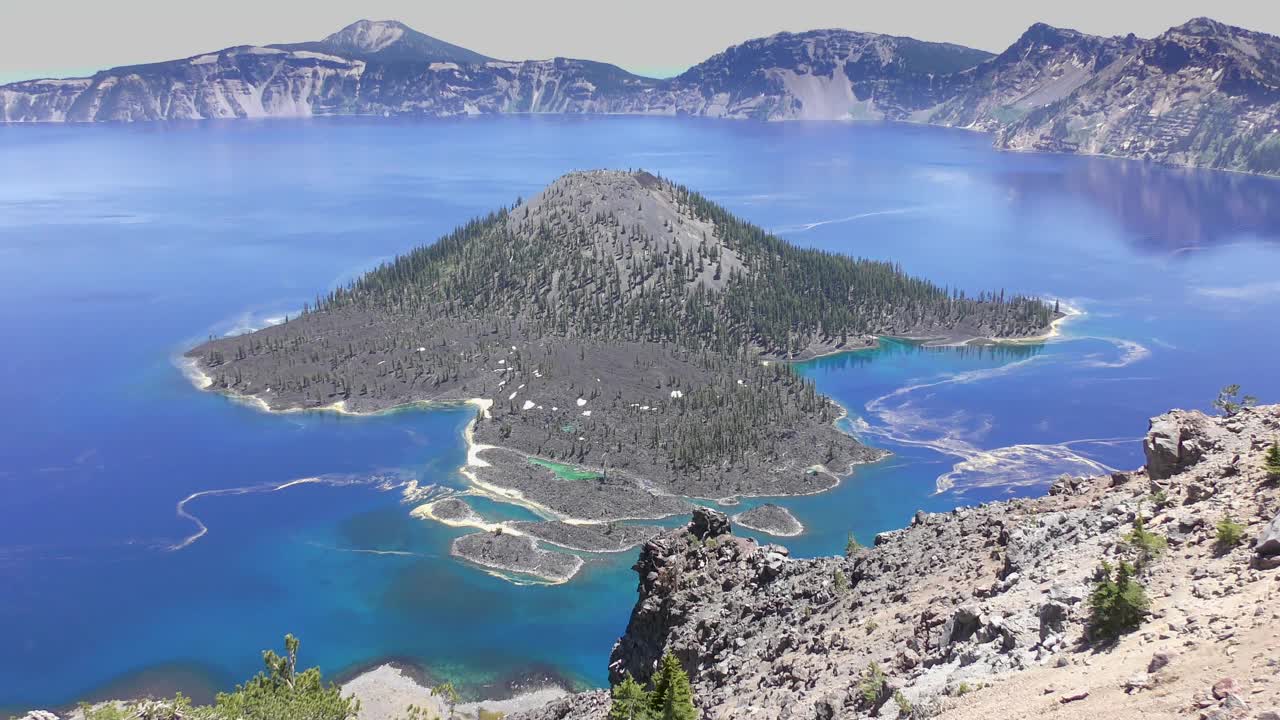 火山口湖和巫师岛的全景，火山口湖国家公园俄勒冈州视频素材