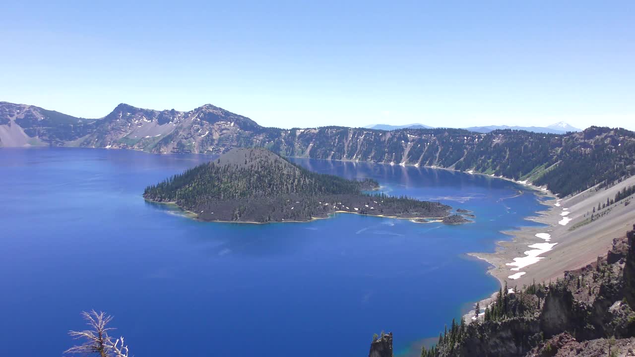 火山口湖和巫师岛的全景，火山口湖国家公园俄勒冈州视频素材