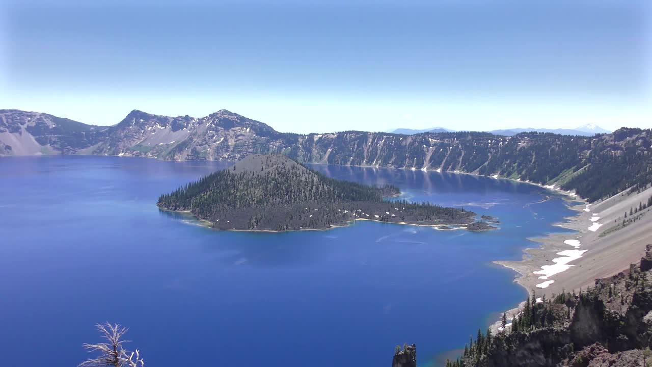 火山口湖和巫师岛的全景，火山口湖国家公园俄勒冈州视频素材