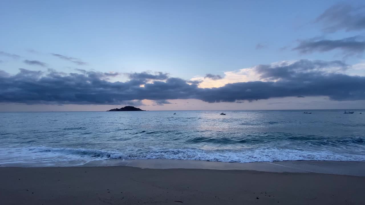 蔚蓝的大海，地平线上有一座小岛视频素材