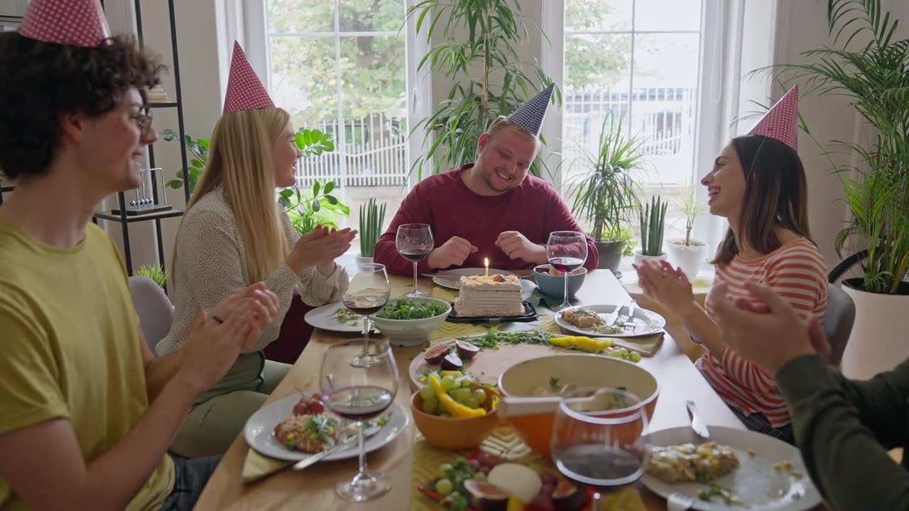 年轻人在家和朋友庆祝生日视频素材画面1
