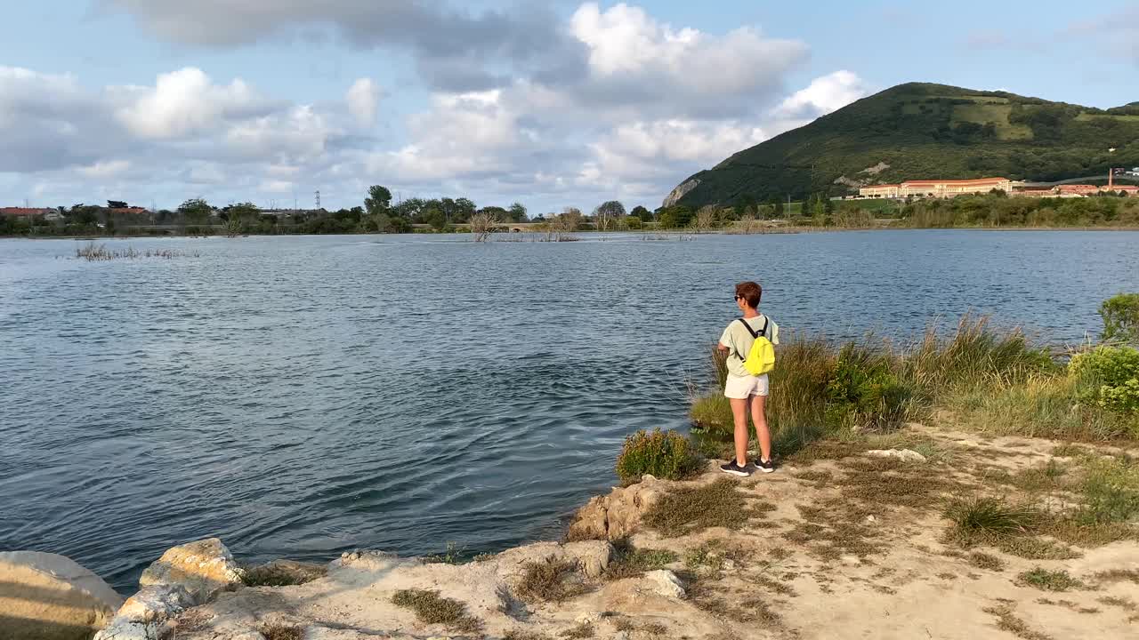 女人看着沼泽视频素材