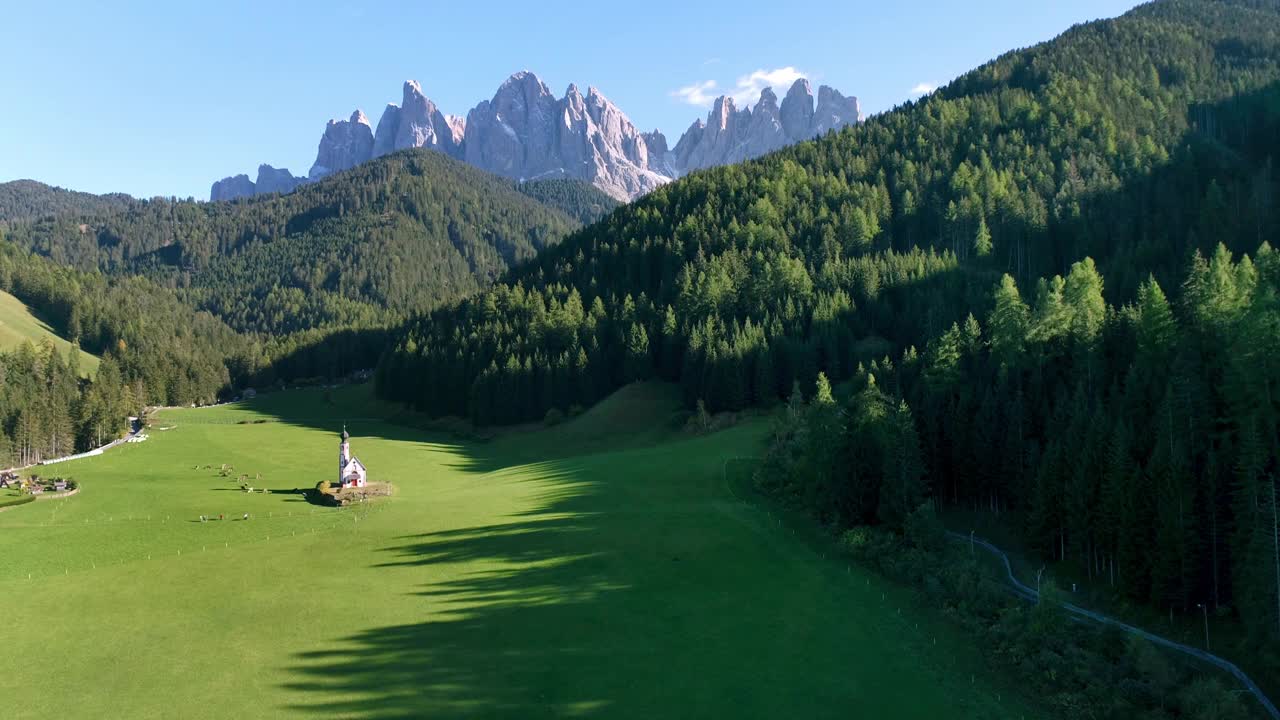 富内斯山谷(Villnößtal, Val di Funes)和盖斯勒山脉前拉努伊的Nepomuk圣约翰教堂视频素材