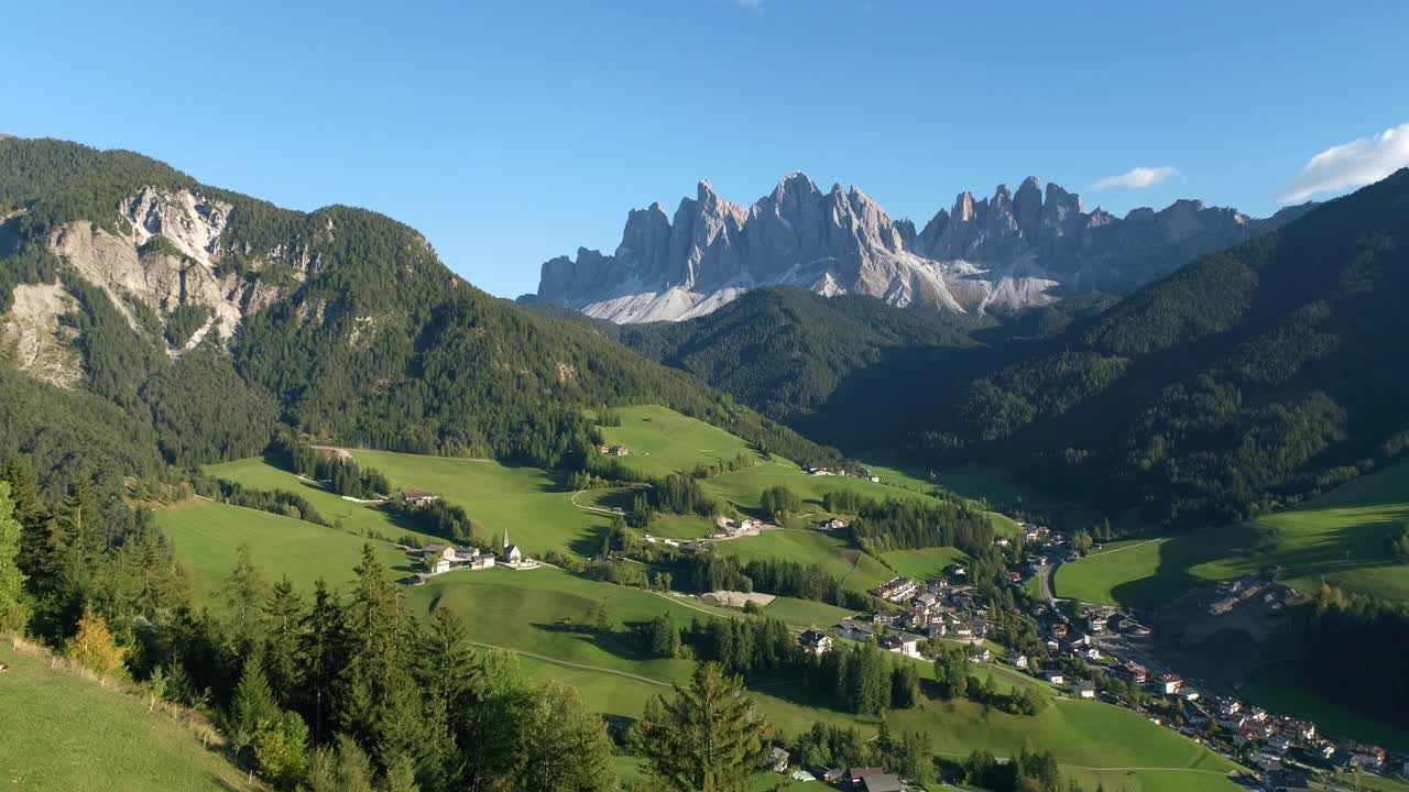 Funes山谷(Villnößtal, Val di Funes)位于Geisler山脉前视频素材