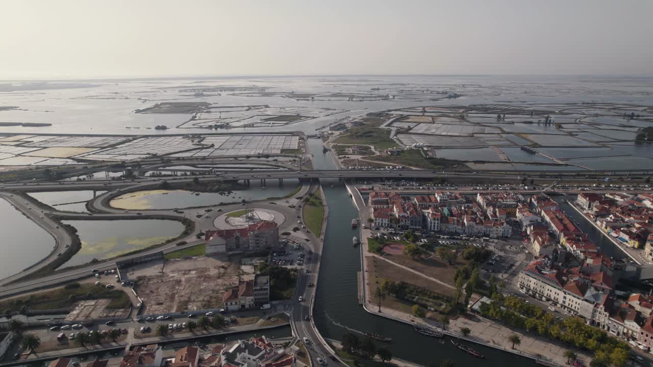 阿威罗的城市景观和宏伟的水陆在地平线，高角度无人机视图视频素材