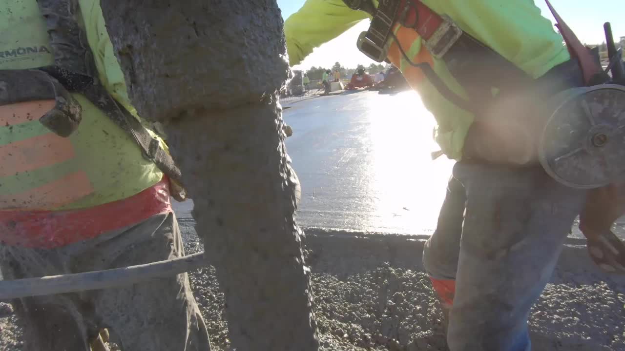 这是一名建筑工人在大型商业工地操作混凝土泵吊的角度。视频素材