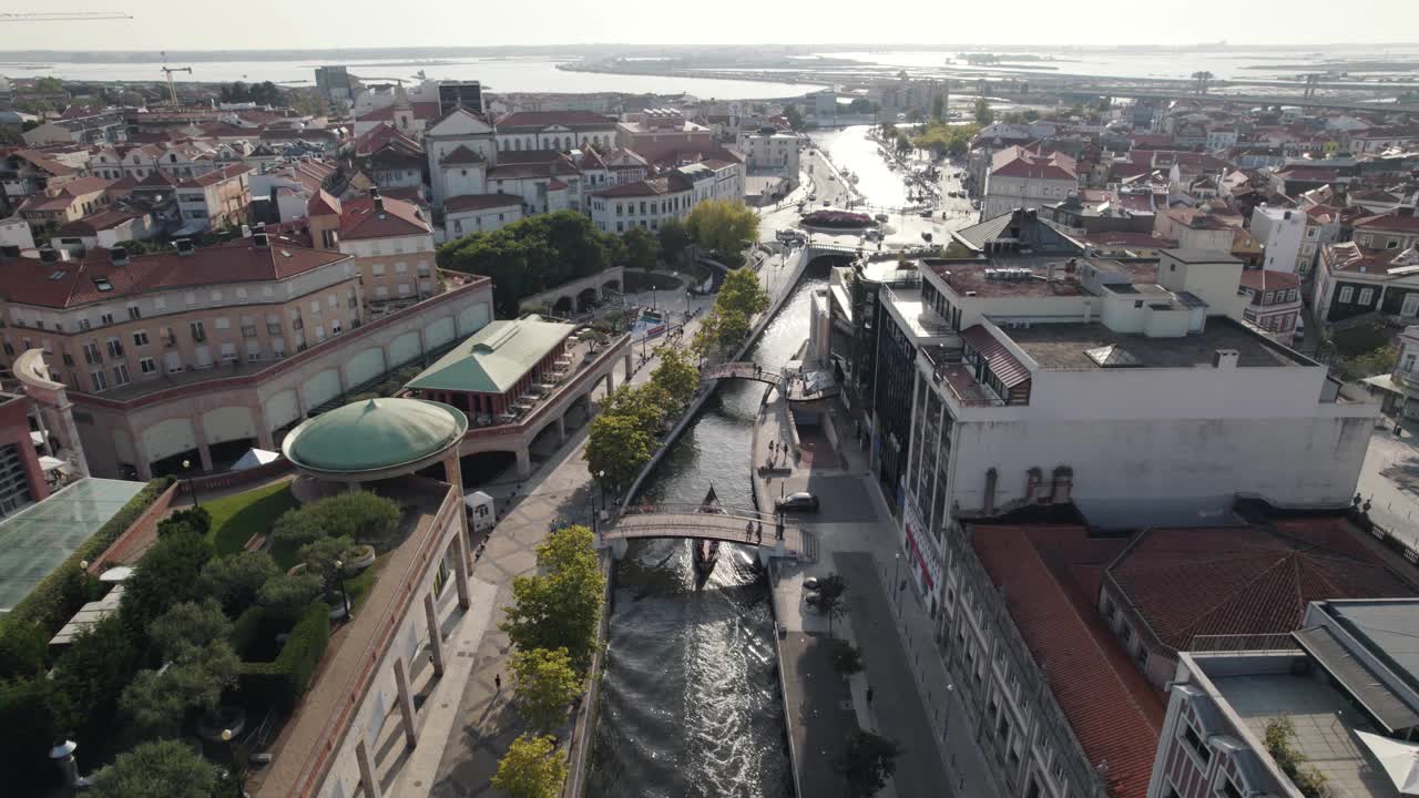 空中摄影车拍摄了阿威罗运河上华丽的moliceiro船之旅的浪漫之旅。视频素材