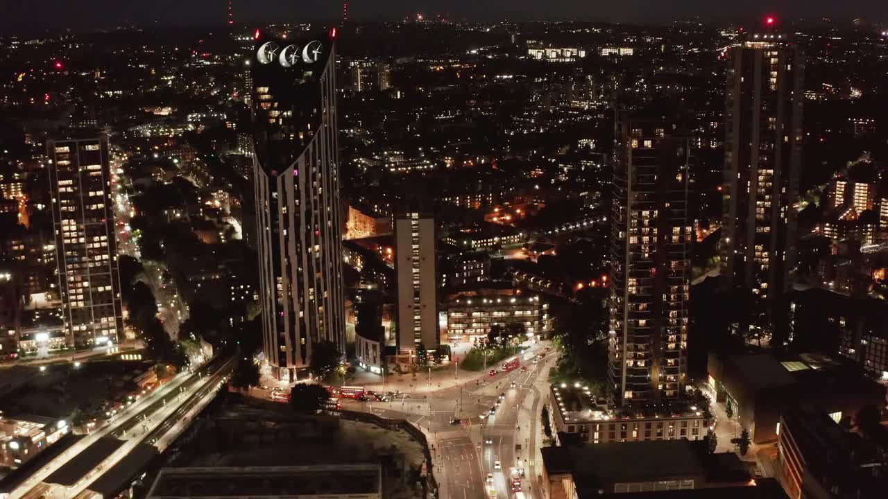 滑动和平移镜头的汽车通过道路交叉路口在城市。夜景鸟瞰图。英国伦敦视频素材